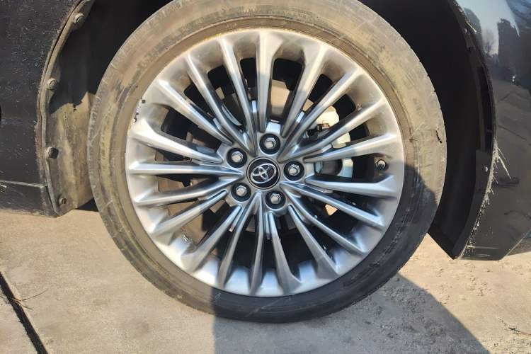 Used Toyota Avalon 2019 Dual-Engine 2.5L XLE Prestige Version China VI Standard Right Front Wheel Hub
