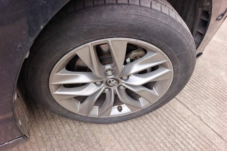 Used Toyota Avalon 2019 2.0L Ambition Edition China VI Right Front Wheel Hub