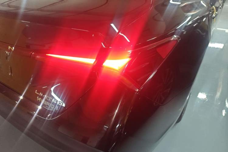 Used Toyota Avalon 2019 Dual-Engine 2.5L Limited Flagship Edition China VI Standard Right Rear Taillight