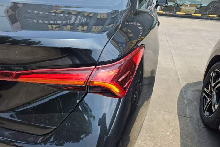 Used Toyota Avalon 2019 2.0L Ambition Edition China VI Right Rear Taillight