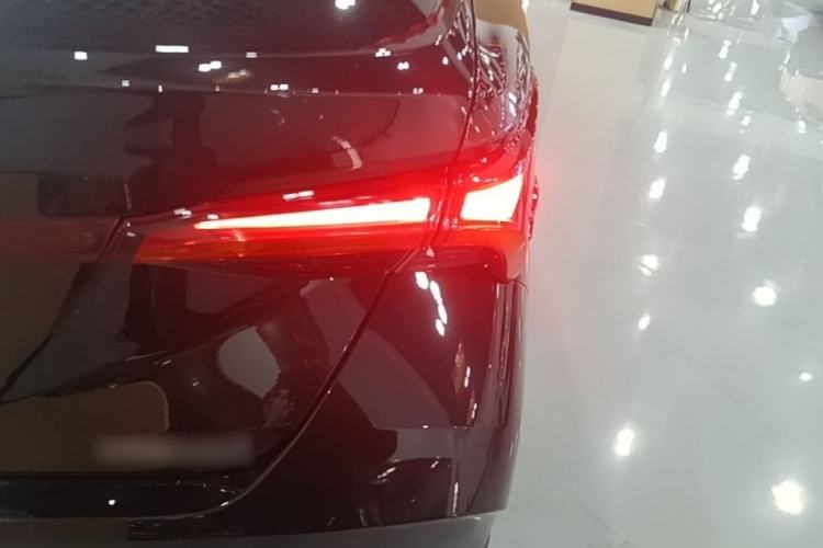 Used Toyota Avalon 2019 Dual-Engine 2.5L Luxury Edition China VI Standard Right Rear Taillight