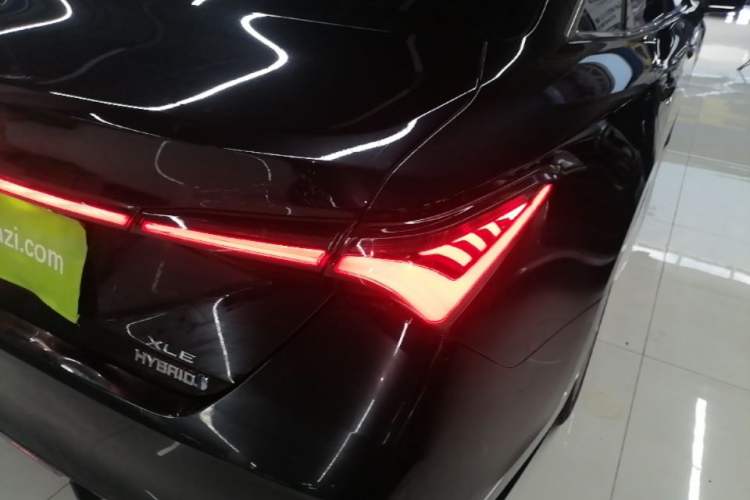 Used Toyota Avalon 2019 Dual-Engine 2.5L XLE Prestige Version China VI Standard Right Rear Taillight
