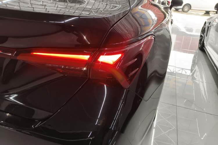 Used Toyota Avalon 2019 2.0L Ambition Edition China VI Right Rear Taillight
