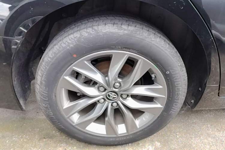 Used Toyota Avalon 2019 2.0L Ambition Edition China VI Right Rear Wheel Hub