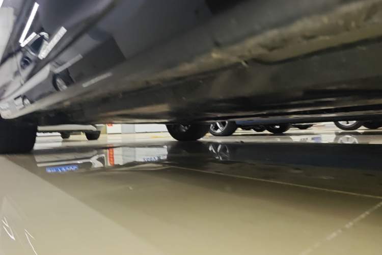 Used Toyota Avalon 2019 Dual-Engine 2.5L XLE Prestige Version China VI Standard Right Side Sill