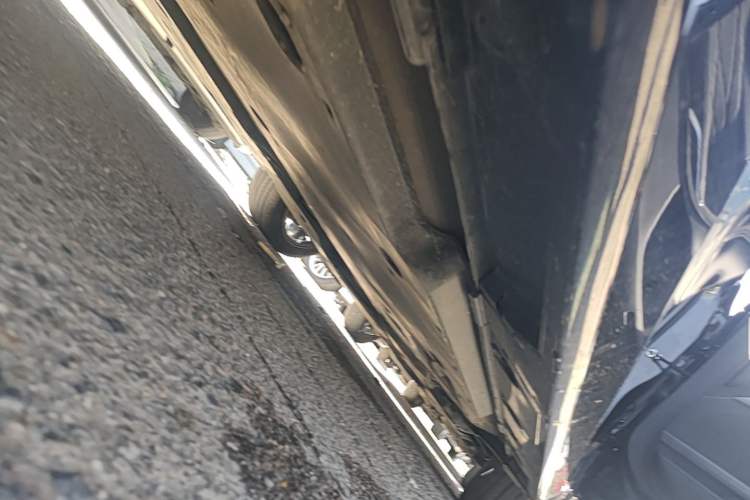 Used Toyota Avalon 2019 Dual-Engine 2.5L XLE Prestige Version China VI Standard Right Side Sill