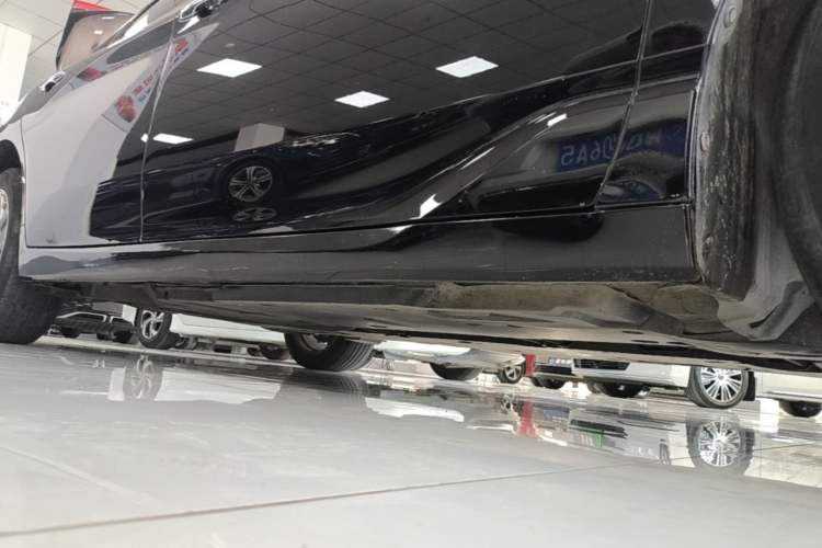Used Toyota Avalon 2019 Dual-Engine 2.5L Luxury Edition China VI Standard Right Side Sill