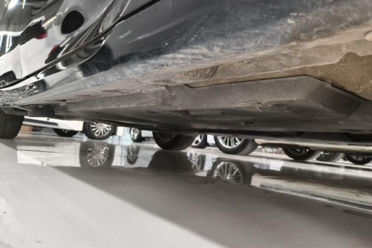 Used Toyota Avalon 2019 2.0L Ambition Edition China VI Right Side Sill