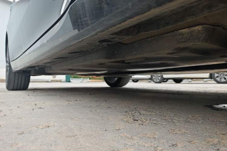 Used Toyota Avalon 2019 2.0L XLE Premium Edition China VI Right Side Sill