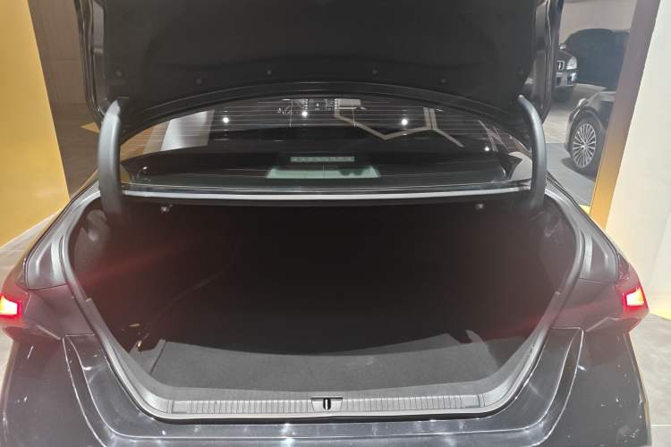 Used Toyota Avalon 2019 2.0L Luxury Edition China VI Standard Trunk