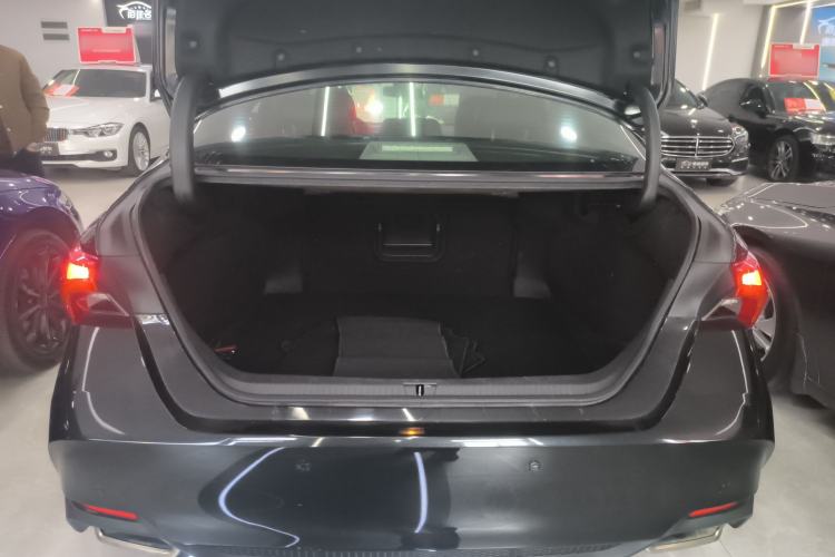Used Toyota Avalon 2019 2.5L Ambition Version China VI Standard Trunk