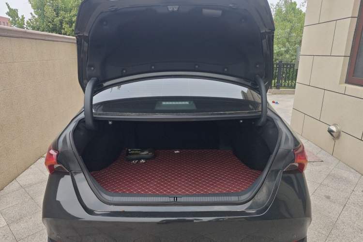 Used Toyota Avalon 2019 Dual-Engine 2.5L XLE Prestige Version China VI Standard Trunk