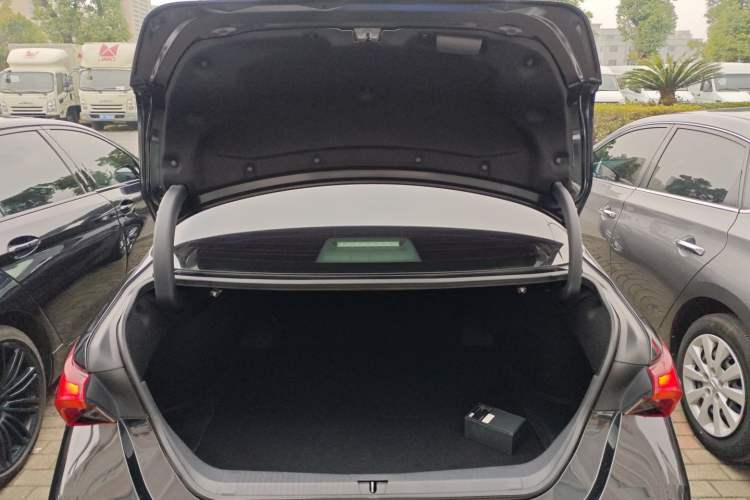 Used Toyota Avalon 2019 Dual-Engine 2.5L Luxury Edition China VI Standard Trunk