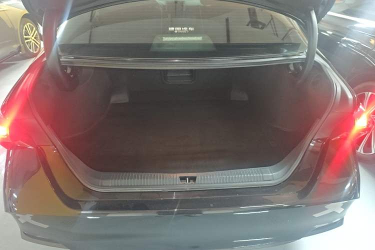 Used Toyota Avalon 2019 Dual-Engine 2.5L Limited Flagship Edition China VI Standard Trunk