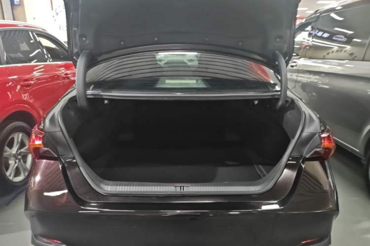 Used Toyota Avalon 2019 Dual-Engine 2.5L Luxury Edition China VI Standard Trunk