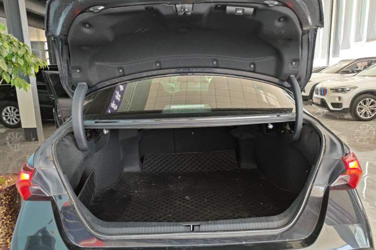 Used Toyota Avalon 2019 Dual-Engine 2.5L Luxury Edition China VI Standard Trunk