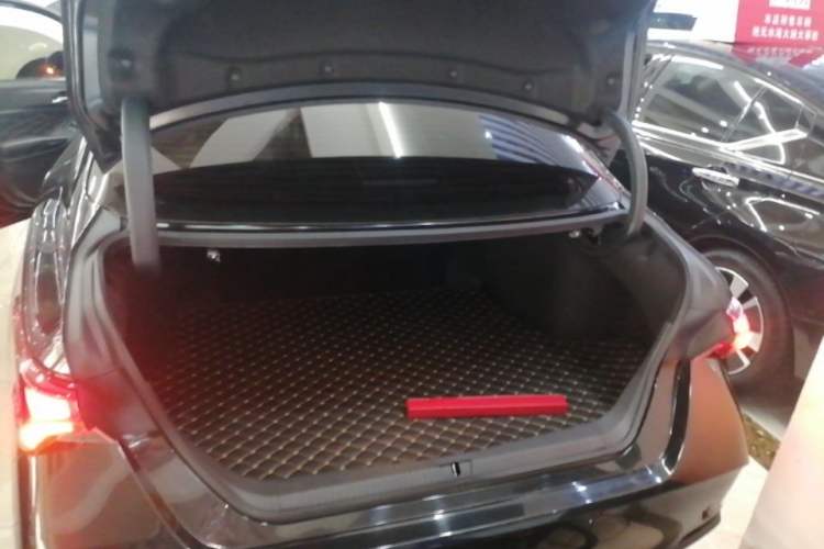 Used Toyota Avalon 2019 Dual-Engine 2.5L XLE Prestige Version China VI Standard Trunk