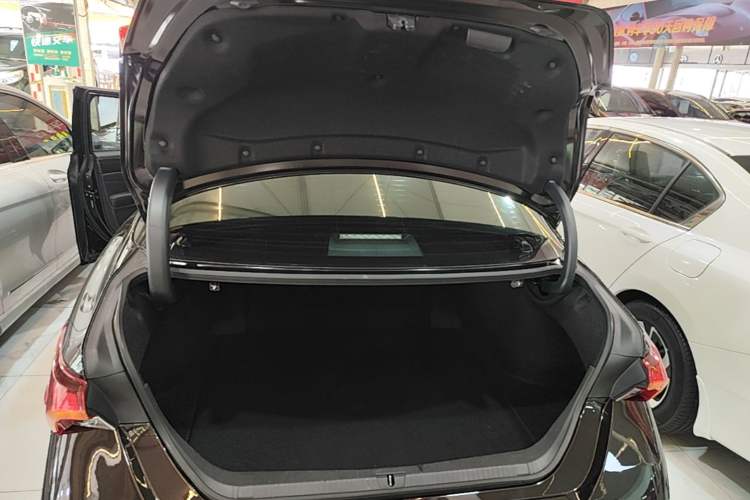 Used Toyota Avalon 2019 2.0L XLE Premium Edition China VI Trunk