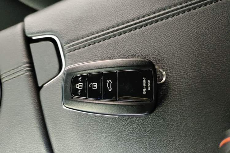 Used Toyota Avalon 2019 2.0L XLE Premium Edition China VI Vehicle Key