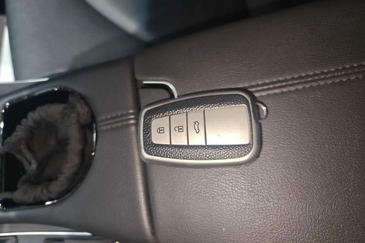 Used Toyota Avalon 2019 2.0L Luxury Edition China VI Standard Vehicle Key