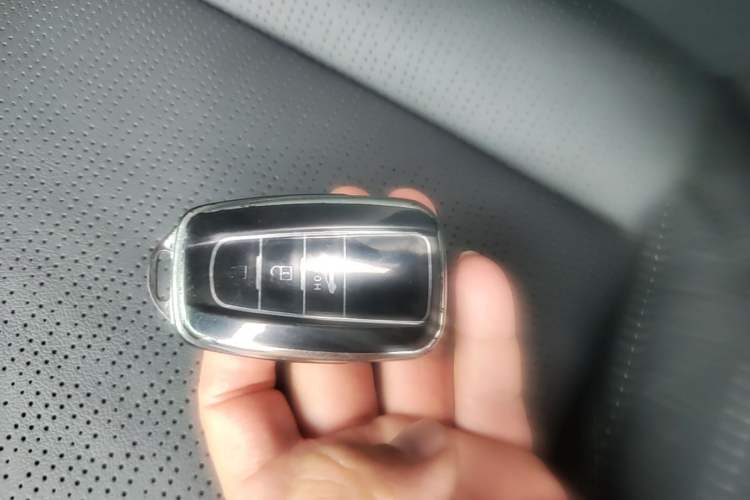 Used Toyota Avalon 2019 Dual-Engine 2.5L XLE Prestige Version China VI Standard Vehicle Key