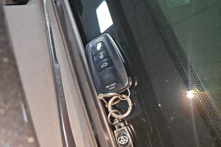 Used Toyota Avalon 2019 2.0L XLE Premium Edition China VI Vehicle Key