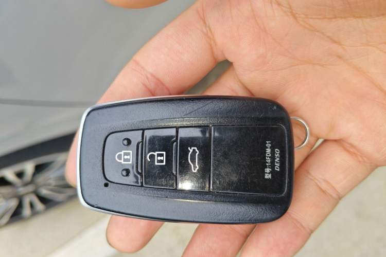 Used Toyota Avalon 2019 2.0L Ambition Edition China VI Vehicle Key