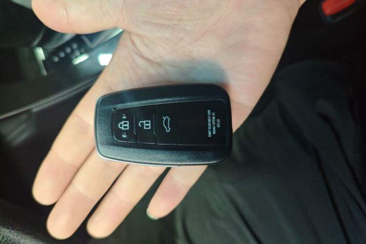 Used Toyota Avalon 2019 2.0L Ambition Edition China VI Vehicle Key