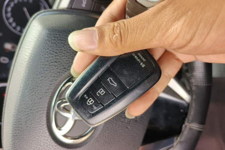 Used Toyota Avalon 2019 Dual-Engine 2.5L XLE Prestige Version China VI Standard Vehicle Key