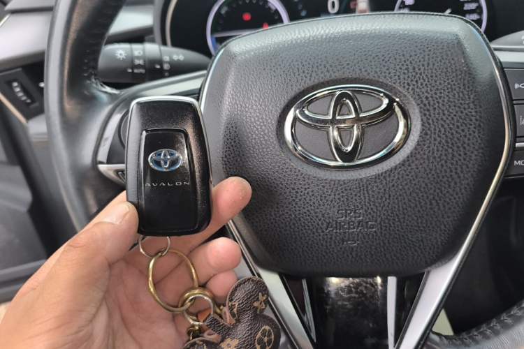 Used Toyota Avalon 2019 Dual-Engine 2.5L XLE Prestige Version China VI Standard Vehicle Key