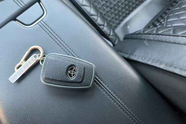 Used Toyota Avalon 2019 2.0L XLE Premium Edition China VI Vehicle Key