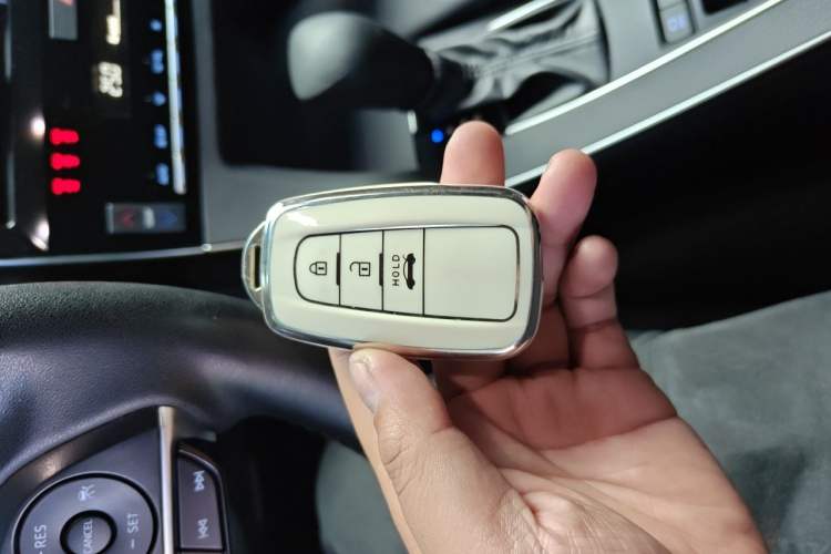 Used Toyota Avalon 2019 2.0L Ambition Edition China VI Vehicle Key