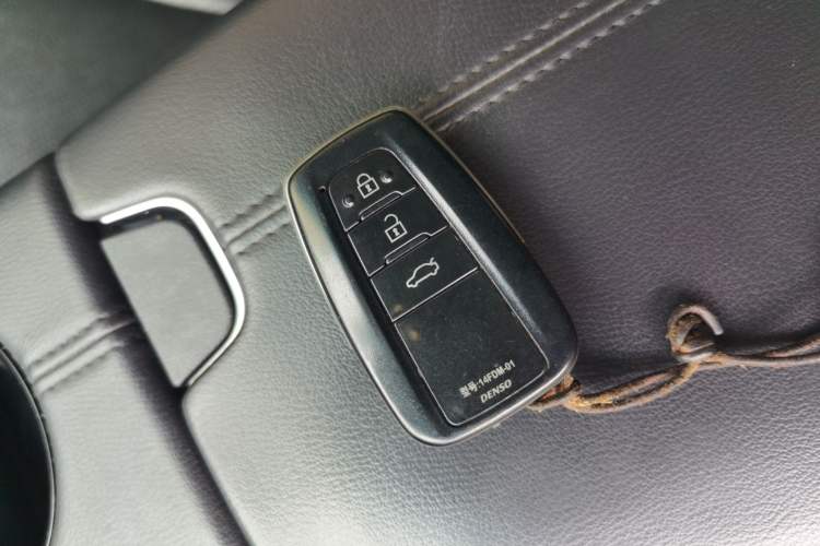 Used Toyota Avalon 2019 Dual-Engine 2.5L Luxury Edition China VI Standard Vehicle Key