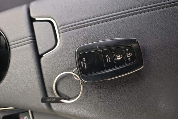 Used Toyota Avalon 2019 2.0L Ambition Edition China VI Vehicle Key