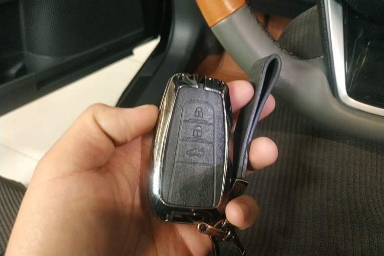 Used Toyota Avalon 2019 Dual-Engine 2.5L XLE Prestige Version China VI Standard Vehicle Key