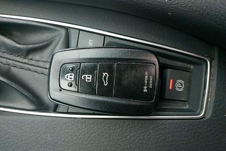 Used Toyota Avalon 2019 Dual-Engine 2.5L XLE Prestige Version China VI Standard Vehicle Key