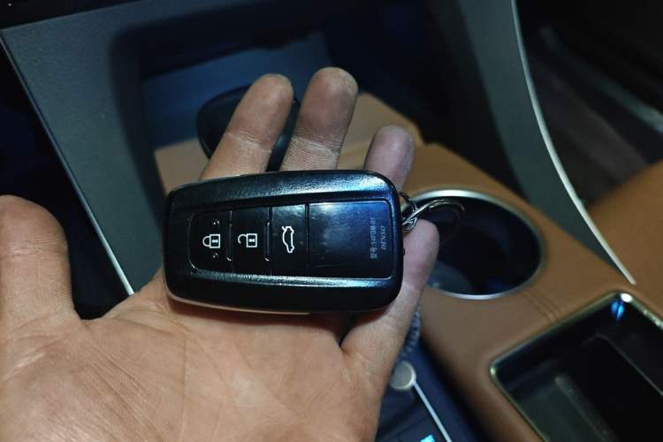Used Toyota Avalon 2019 2.5L Touring Premium Version China VI Standard Vehicle Key