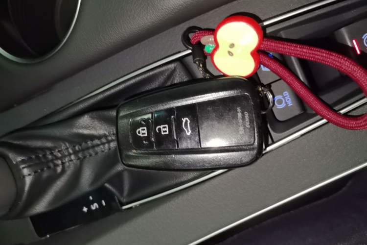 Used Toyota Avalon 2019 Dual-Engine 2.5L XLE Prestige Version China VI Standard Vehicle Key