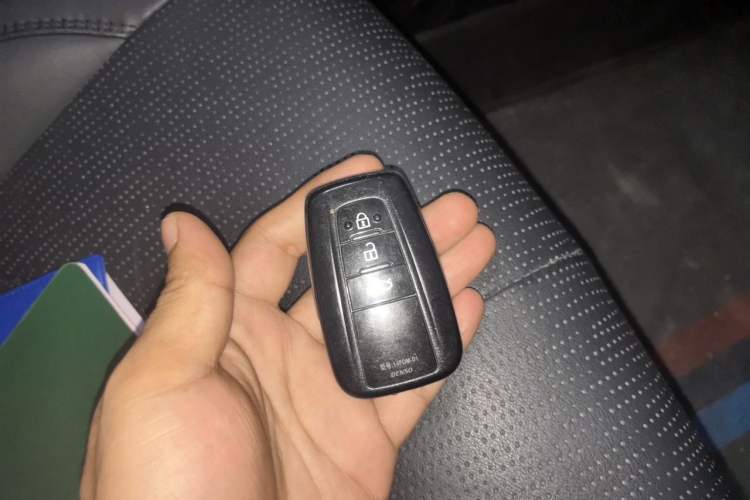 Used Toyota Avalon 2019 2.0L XLE Premium Edition China VI Vehicle Key