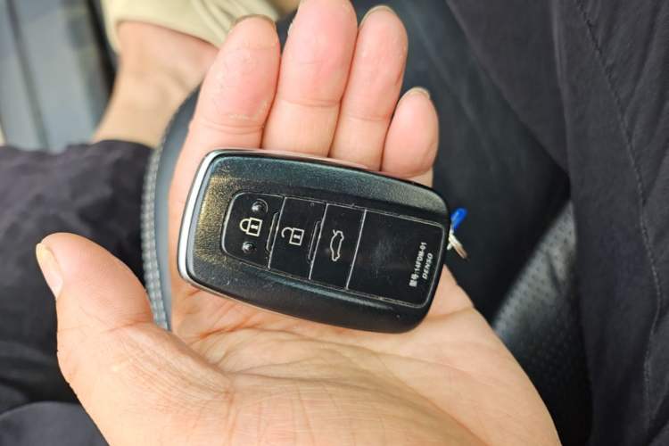 Used Toyota Avalon 2019 2.0L Ambition Edition China VI Vehicle Key