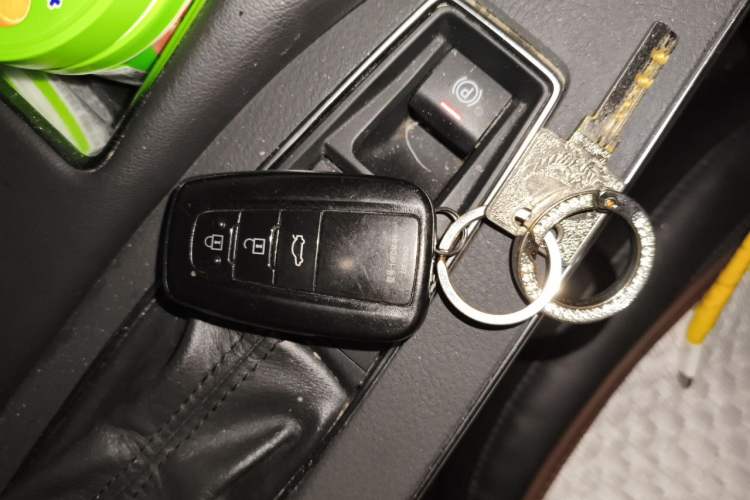 Used Toyota Avalon 2019 Dual-Engine 2.5L XLE Prestige Version China VI Standard Vehicle Key