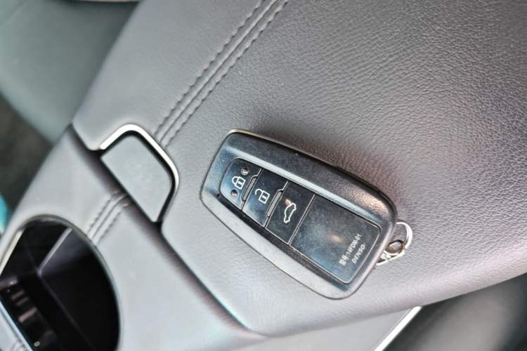 Used Toyota Avalon 2019 2.0L Ambition Edition China VI Vehicle Key