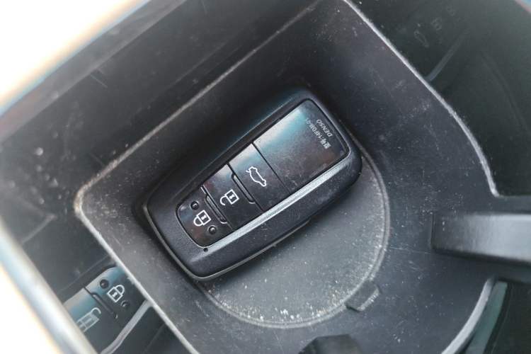 Used Toyota Avalon 2019 2.0L XLE Premium Edition China VI Vehicle Key