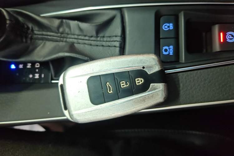 Used Toyota Avalon 2019 2.0L Luxury Edition China VI Standard Vehicle Key