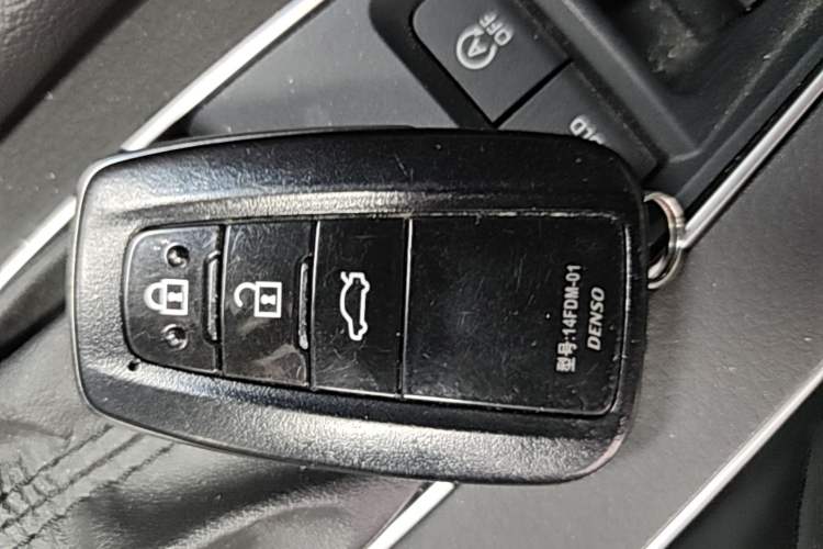 Used Toyota Avalon 2019 2.0L XLE Premium Edition China VI Vehicle Key