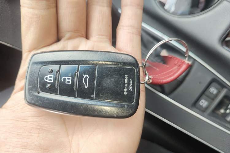Used Toyota Avalon 2019 2.0L XLE Premium Edition China VI Vehicle Key