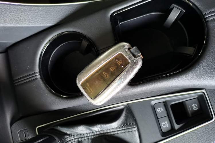 Used Toyota Avalon 2019 2.0L XLE Premium Edition China VI Vehicle Key