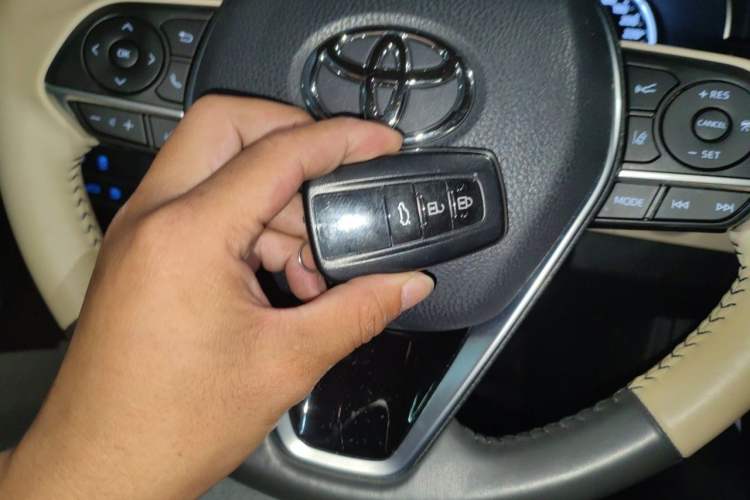 Used Toyota Avalon 2019 2.0L XLE Premium Edition China VI Vehicle Key