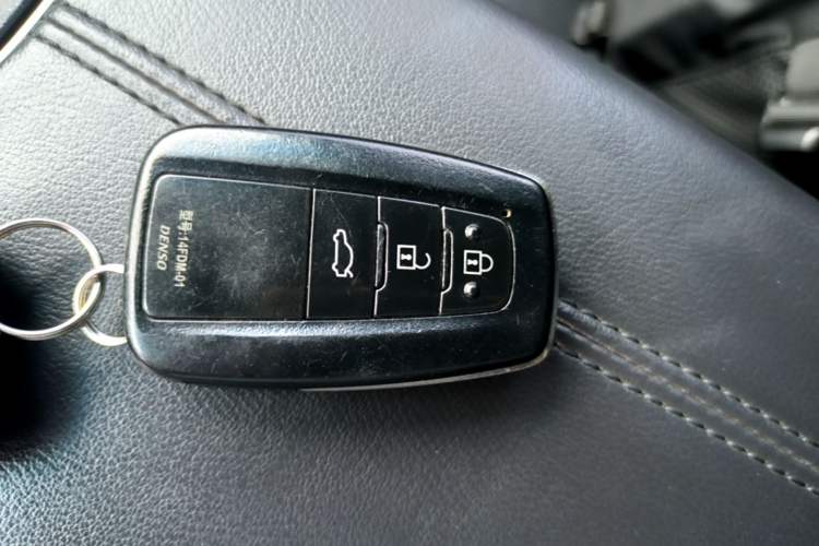 Used Toyota Avalon 2019 Dual-Engine 2.5L XLE Prestige Version China VI Standard Vehicle Key