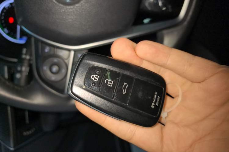 Used Toyota Avalon 2019 Dual-Engine 2.5L XLE Prestige Version China VI Standard Vehicle Key
